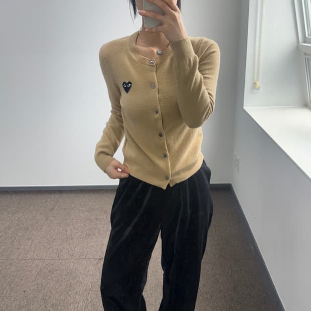 Comme des garcons 꼼데가르송 블랙 와펜 베이지 가디건 