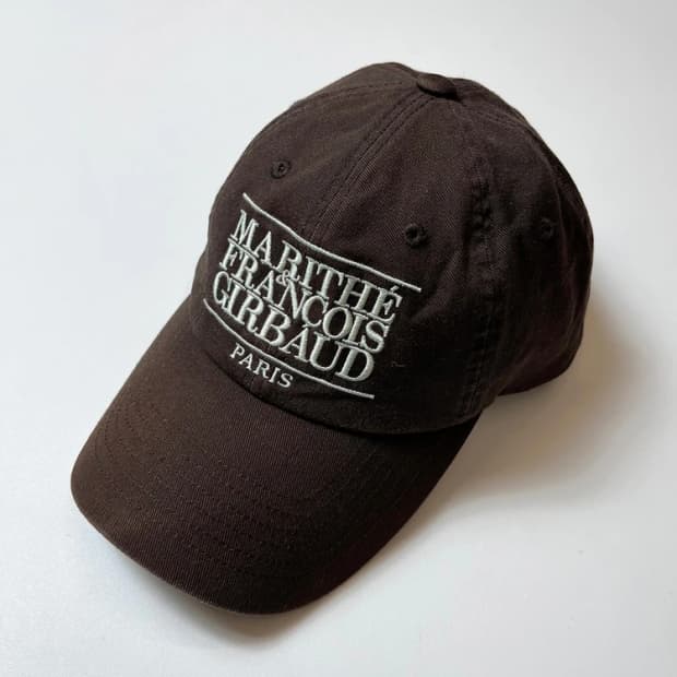 마리떼프랑소와저버 브라운 로고 시그니처 볼캡 Q1367