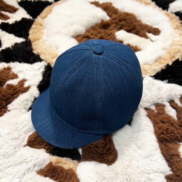 short brim cap