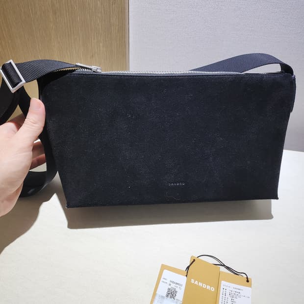 산드로옴므 25FW 신상 송아지 스웨이드 크로스백 (미개봉품)