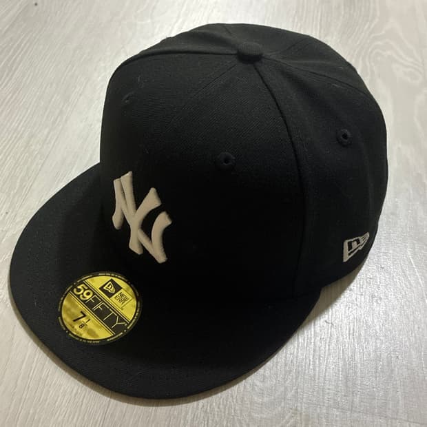 MLB 뉴욕 양키스 베이직 피티드캡 블랙/화이트
