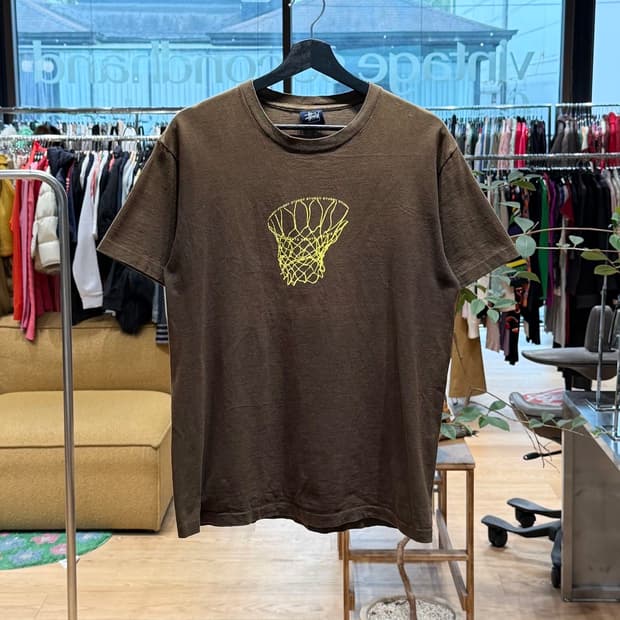 스투시 브라운 베스킷볼 림 그래픽 하프티 