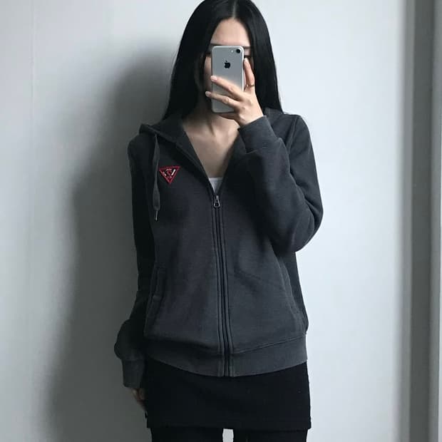 게스 자수로고 차콜 후드집업