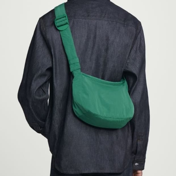 코스 Cos 다크그린 나일론 크로스바디 새들백