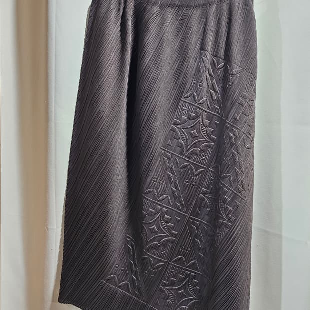 플리츠플리즈 엠보스 스커트