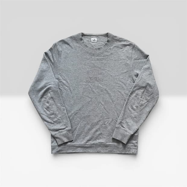 C.P. 컴퍼니 다이애그널 레이즈드 플리스 로고 맨투맨