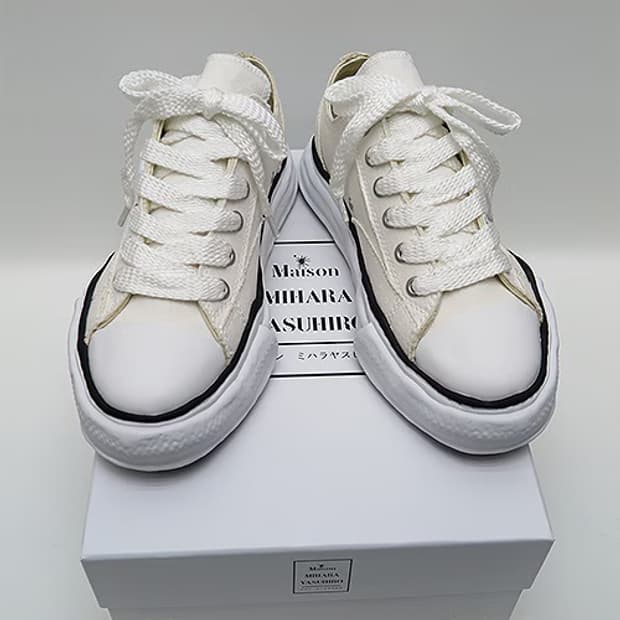 새상품 미하라 야스히로 피터슨 화이트 40사이즈