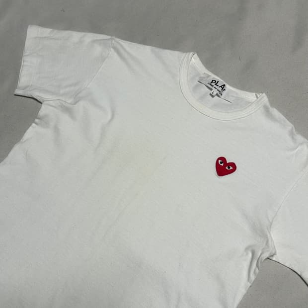 L 꼼데가르송 레드와펜 화이트 반팔티