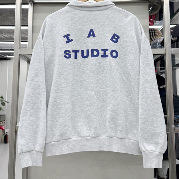 아이앱 IAB STUDIOS 아치로고 하프집업 스웻 셔츠 맨투맨