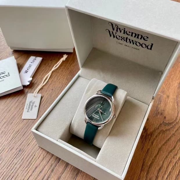 비비안 웨스트우드 메달 시계

