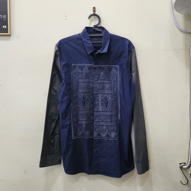 [100] TIME 패턴 패널 셔츠 (네이비)