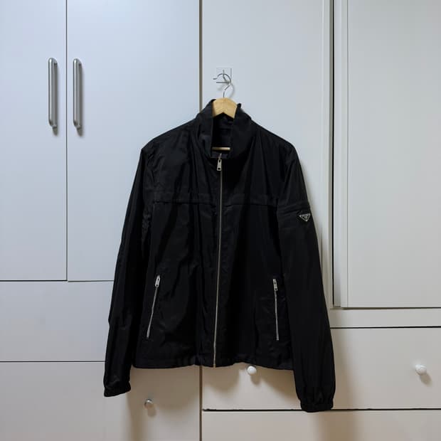A / 56 (105-110) 프라다 삼각로고 윈드브레이커 바람막이 블랙