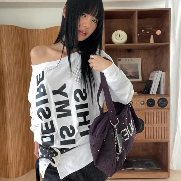 셋업이엑스이 볼드 레터링 루즈 탑 원숄더