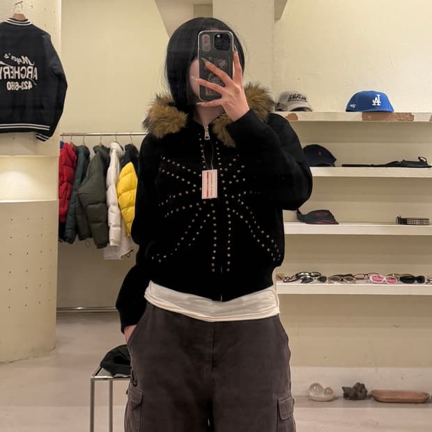 스터드 퍼 후드 집업 블랙 U840