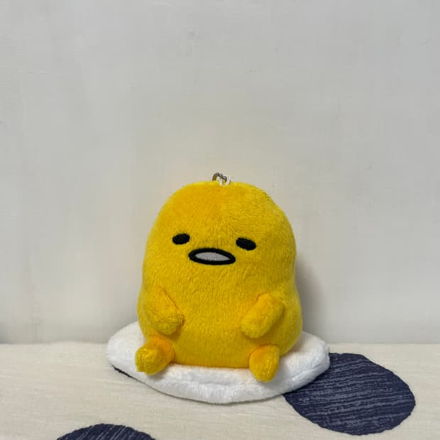 2020년 앉아있는 구데타마 인형 키링