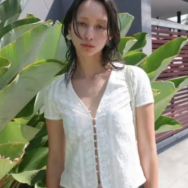 누아누 화이트 레이스 반팔 블라우스 트로페즈 탑