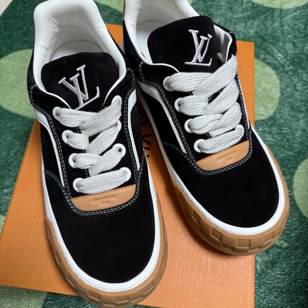 루이비통 틸티드 스니커즈 (블랙)