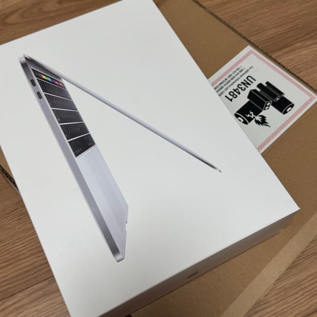 [영문키/하판교체] 맥북 프로 2018 실버 판매합니다