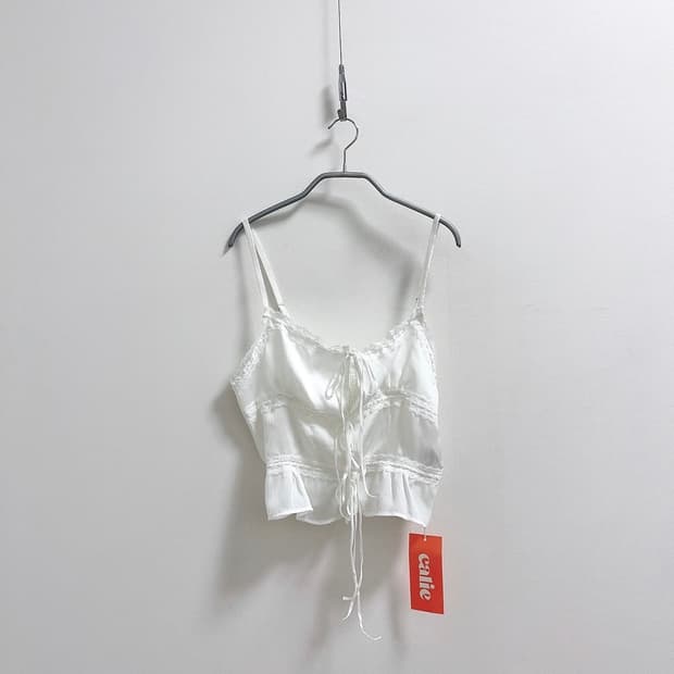 에즈이프켈리 플라워 러플 슬리브리스 블라우스