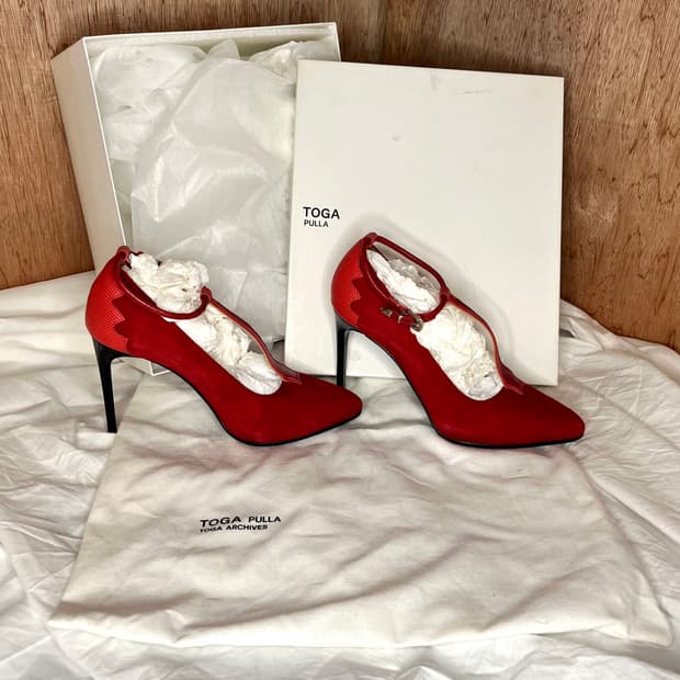 토가풀라 레드 스웨이드 T바 스틸레토 펌프스