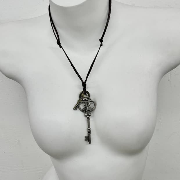 엔틱 키 참 네크리스