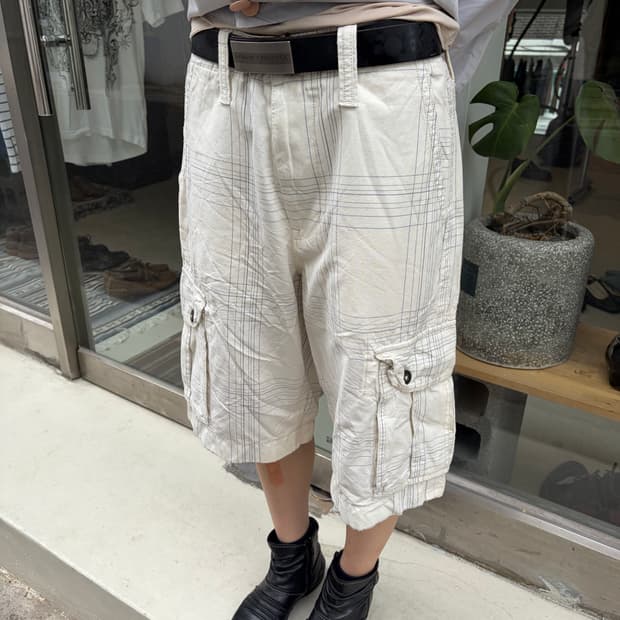 30) American Eagle 화이트 체크 카고 쇼츠