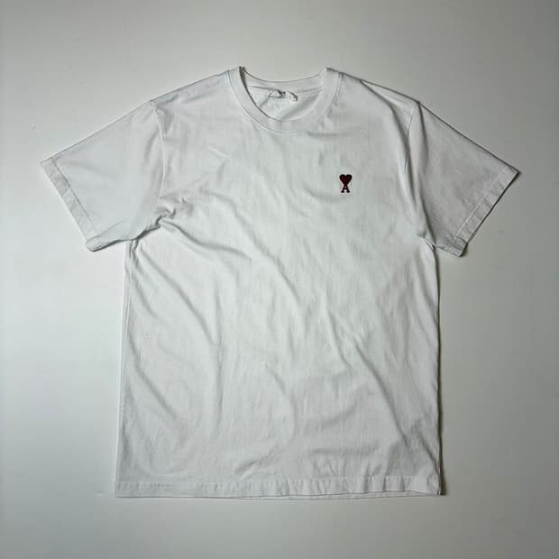 아미 AMI 스몰 하트 로고 반팔 티셔츠 PN9386