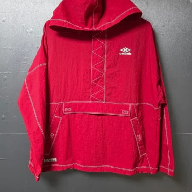 엄브로 레드 후드 바람막이 아노락 사이즈 95 오버핏  여름까지입어요