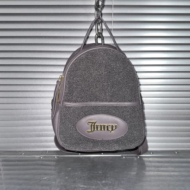 쥬시 꾸뛰르 그레이 & 골드 시어링 백팩