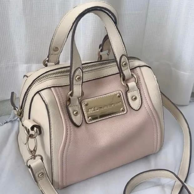 질스튜어트 실연쇼콜라티에 이사하라사토미 착용 숄더백