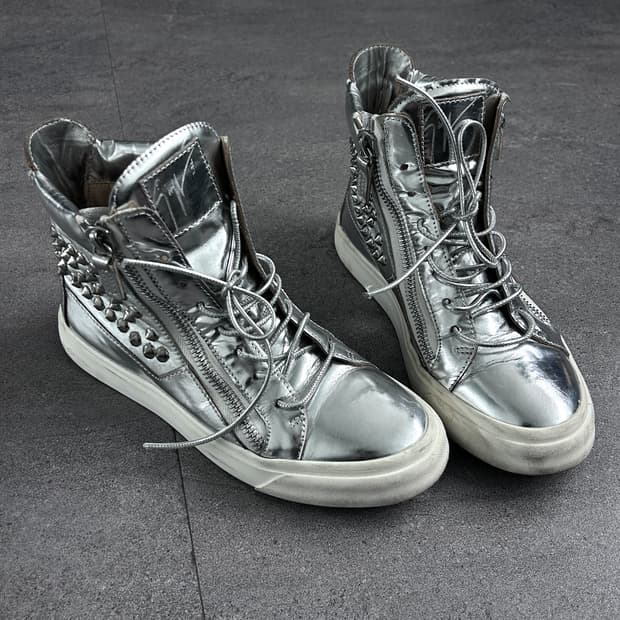 쥬세페자노티 스터드 메탈릭 실버 하이탑