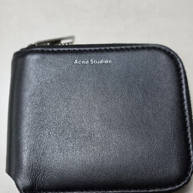 아크네 스튜디오 블랙 가죽 반지갑  zip wallet
