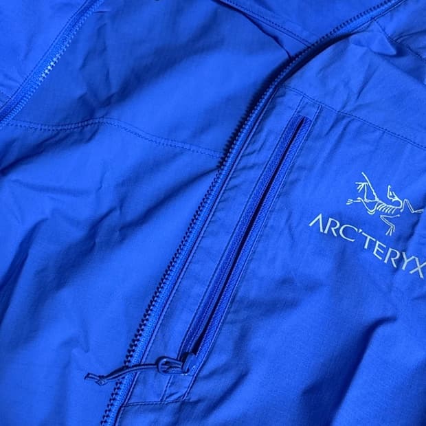 아크테릭스 스쿼미시 후디 일렉트라 색상 L사이즈입니다. 등산이나 캠핑 등