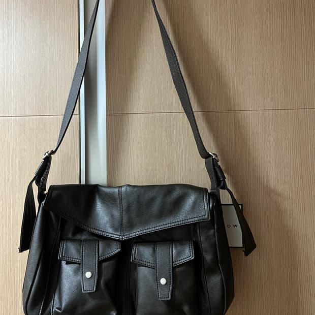 비슬로우 카메라백 다크브라운 새상품 팝니다