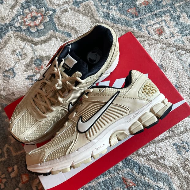 나이키 줌 보메로 5 골드 화이트(새제품,270)