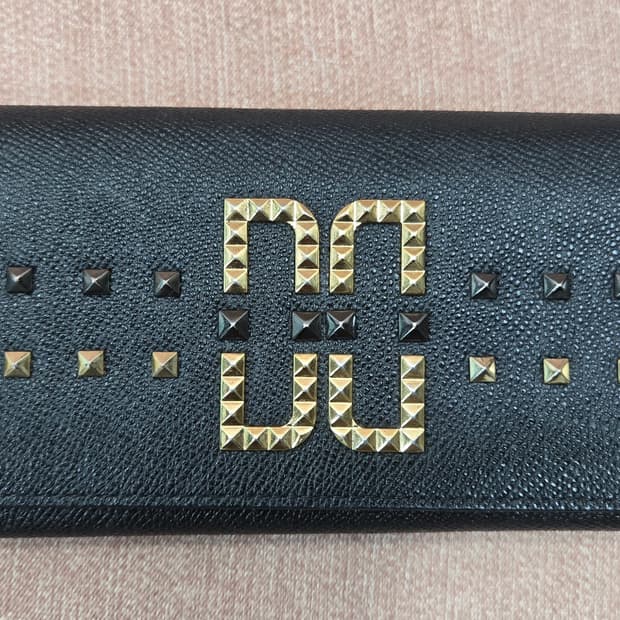 닥스 미사용  블랙 스터드 DD 로고 소가죽 여성 장지갑