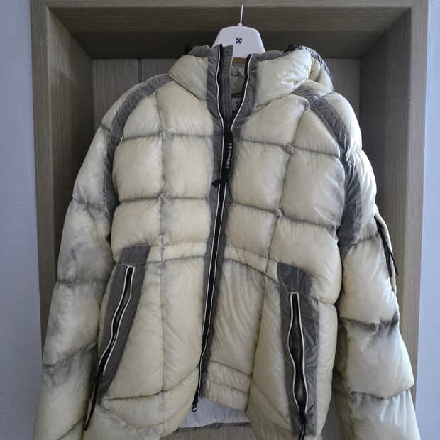 Cp컴퍼니 dd쉘 피스타치오 패딩(M사이즈)