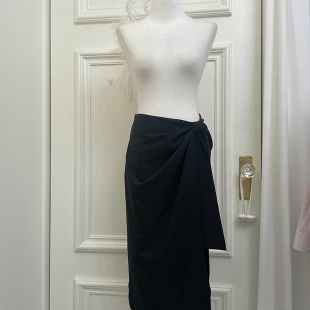 black bow draping point skirt