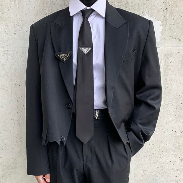 프라다 레더 빈티지 브로치