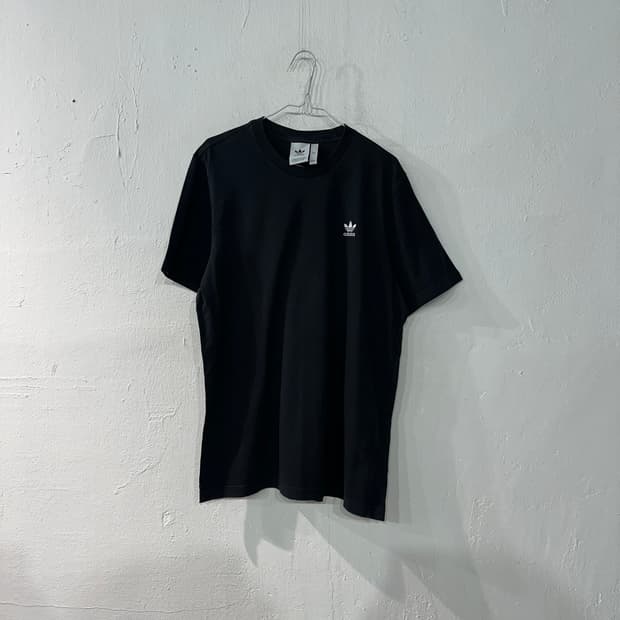아디다스 검흰 반팔티 105