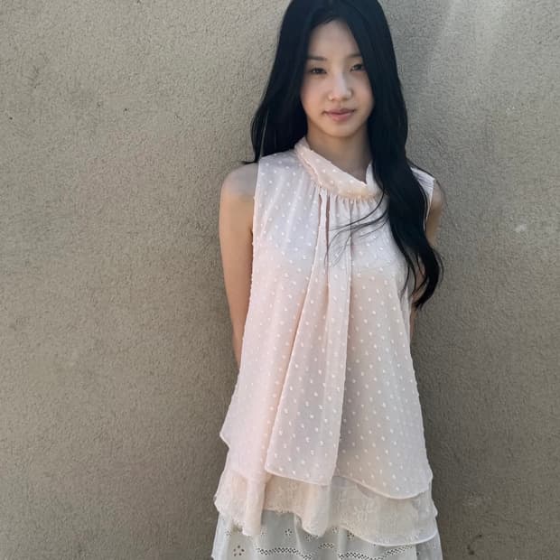 새상품 인앤양인하모니 홀터 블라우스 피치