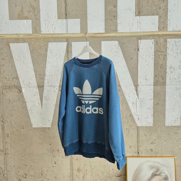 아디다스 빅로고 맨투맨