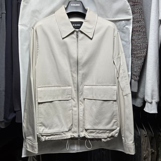 [판매](L)인사일런스 드레이프 플라이트 블루종 - 크림