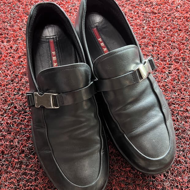 프라다 스포츠 버클 로퍼