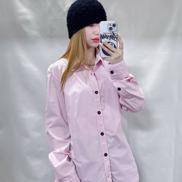 스톤아일랜드 뮤트핑크 스펠로고 솔리드 셔츠 