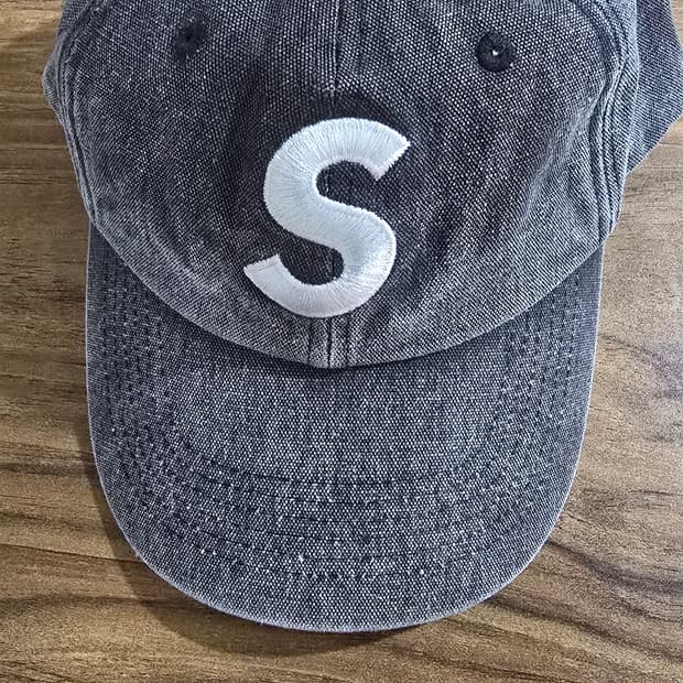 슈프림 피그먼트 S 로고 6-패널 블랙 24FW