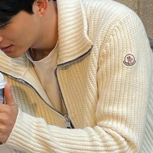 몽클레어 반집업 니트