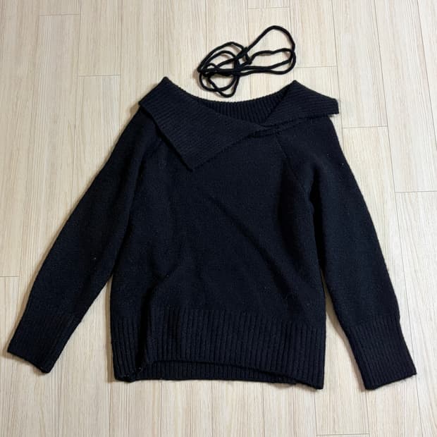 블랙 니트 오프숄더