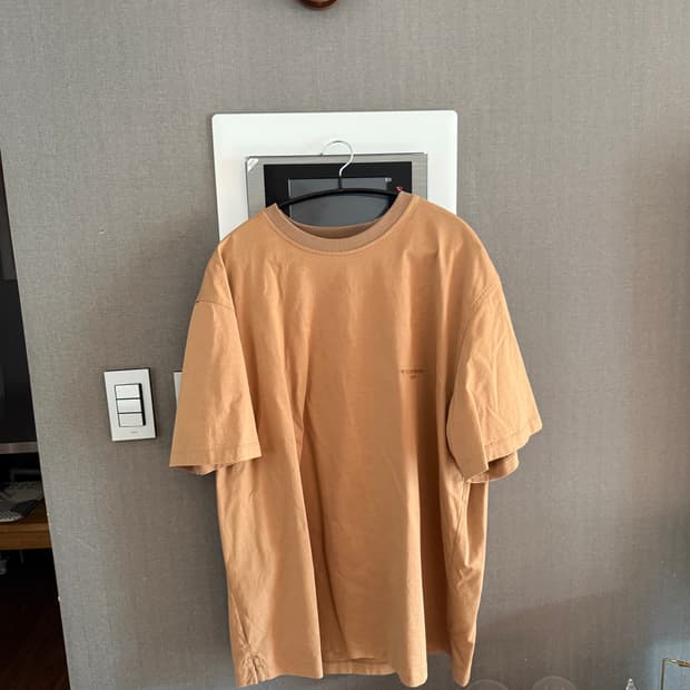 우영미 21FW 갈색 백 프린팅 티