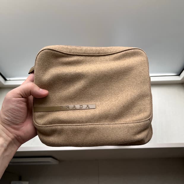 프라다 스웨이드 레더스트랩 크로스백